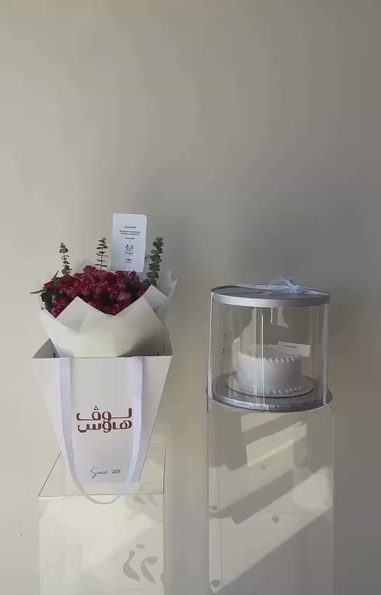 باقة وردية وكيكة بيضاء
