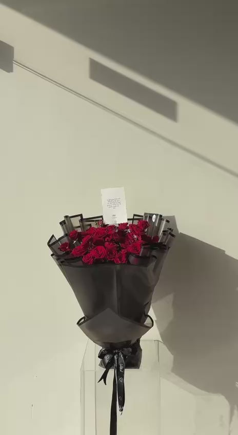 باقة حمراء بتغليف اسود