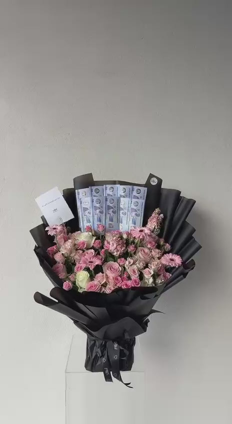 باقة وردية بتغليف اسود مع 500 كاش