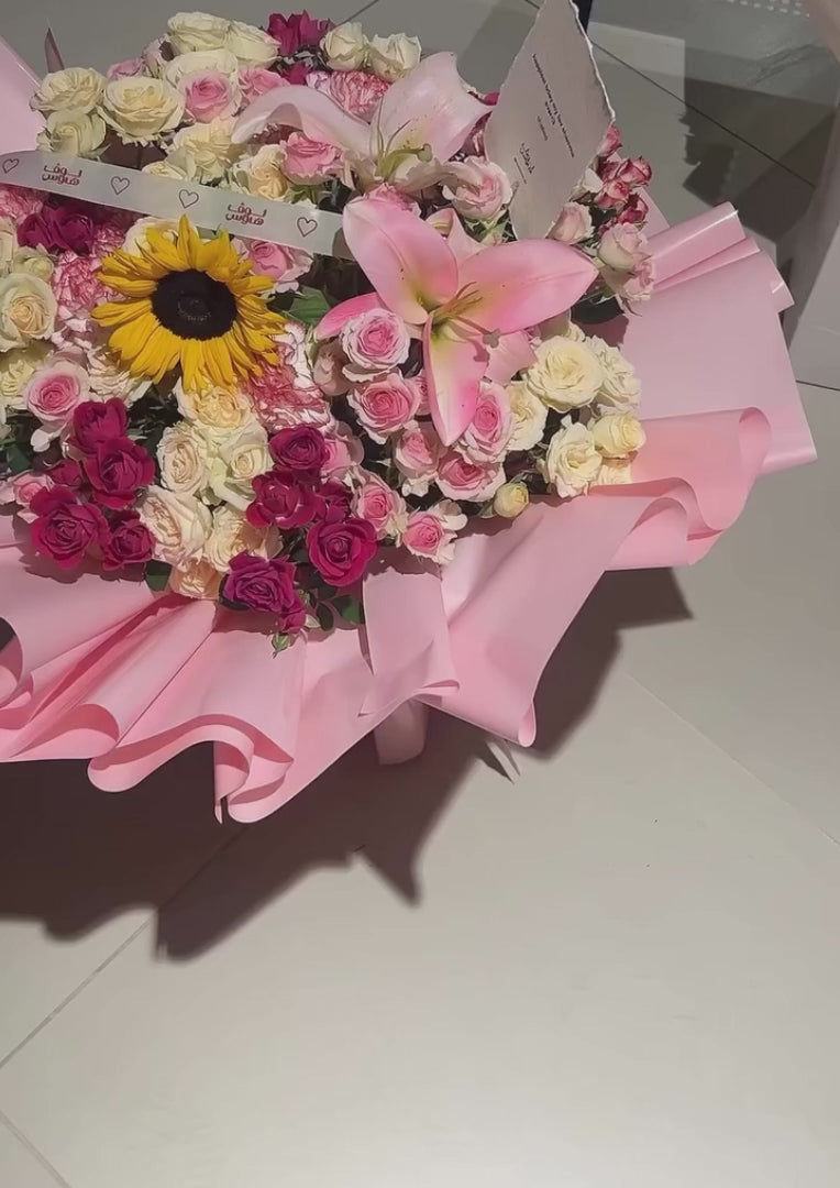 باقة وردية مع دوار الشمس