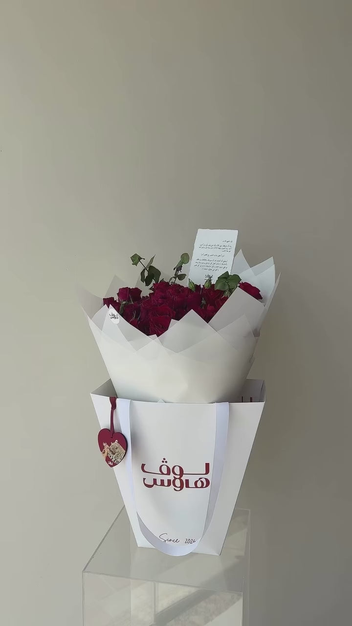 باقة ورد احمر مع تعليقة سيارة