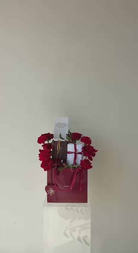 Cartier – كارد هولد ومسباح وميدالية