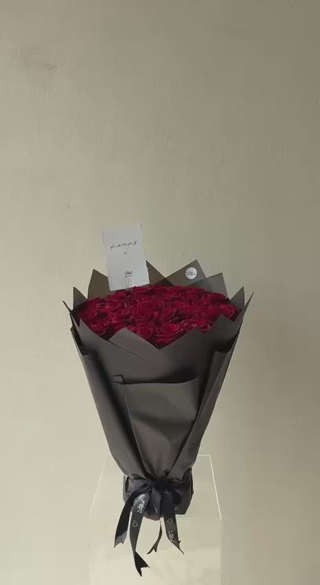 باقة 30وردة حمراء بتغليف اسود