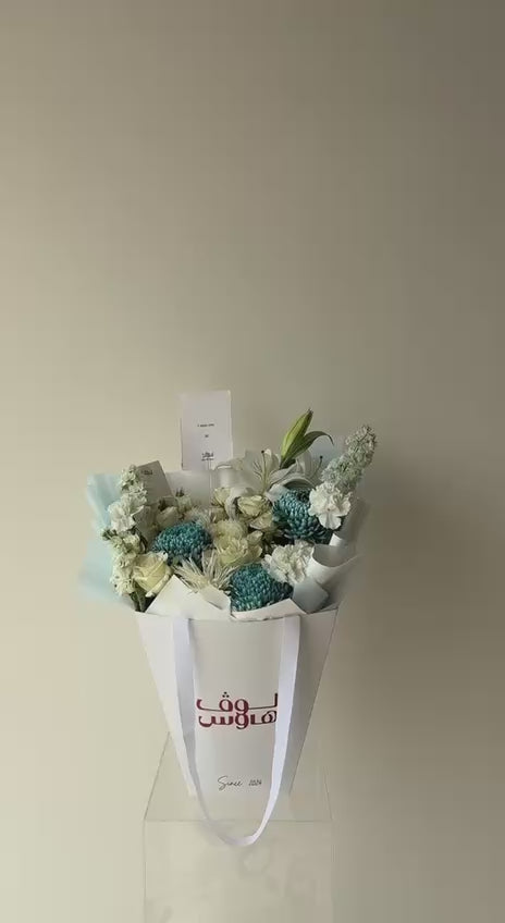 باقة بالوان بيضاء وزرقاء