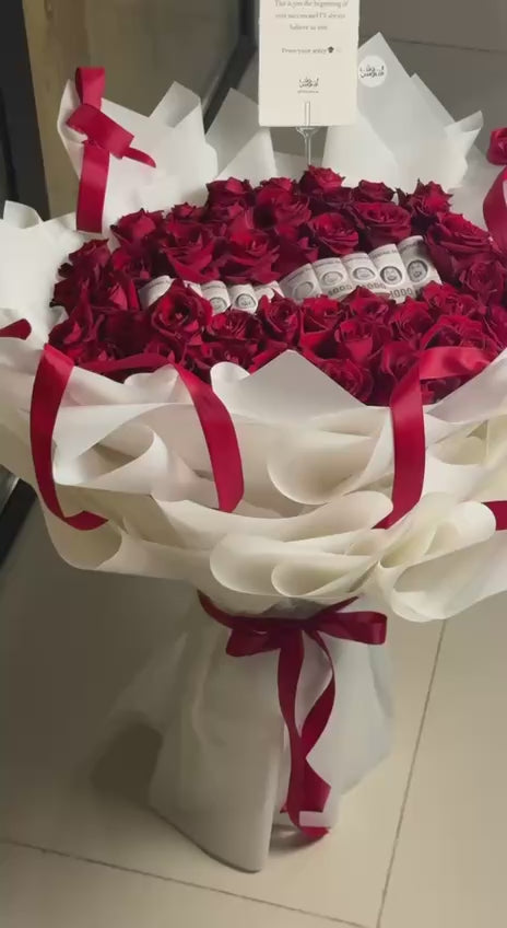 باقة حمراء مع فيونكات مع 10,000 كاش