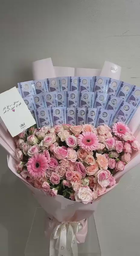 باقة وردية مع 1,250 كاش