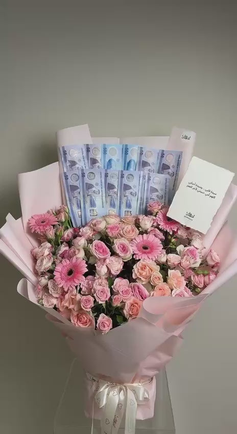 باقة وردية مع 1,500 كاش